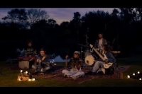 Delali - Les pieds dans l'eau