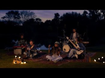 Delali - Les pieds dans l'eau